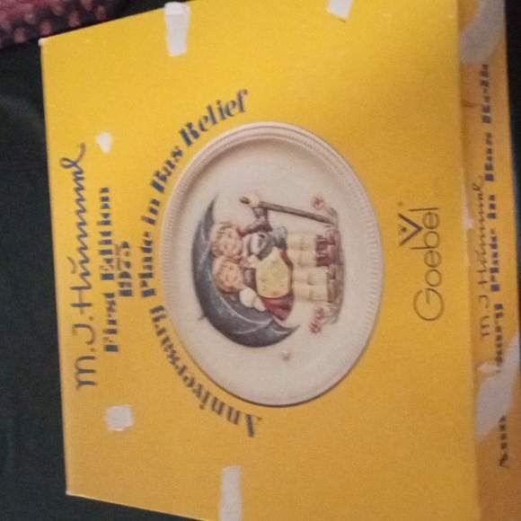 First Addition 1975 Hummel Anniversary Plate - Picture 3 of 3